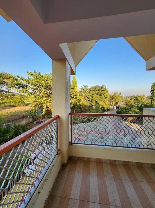 Farmhouse Close To Nature - Kesari Farm Gandhinagar Dış mekan fotoğraf